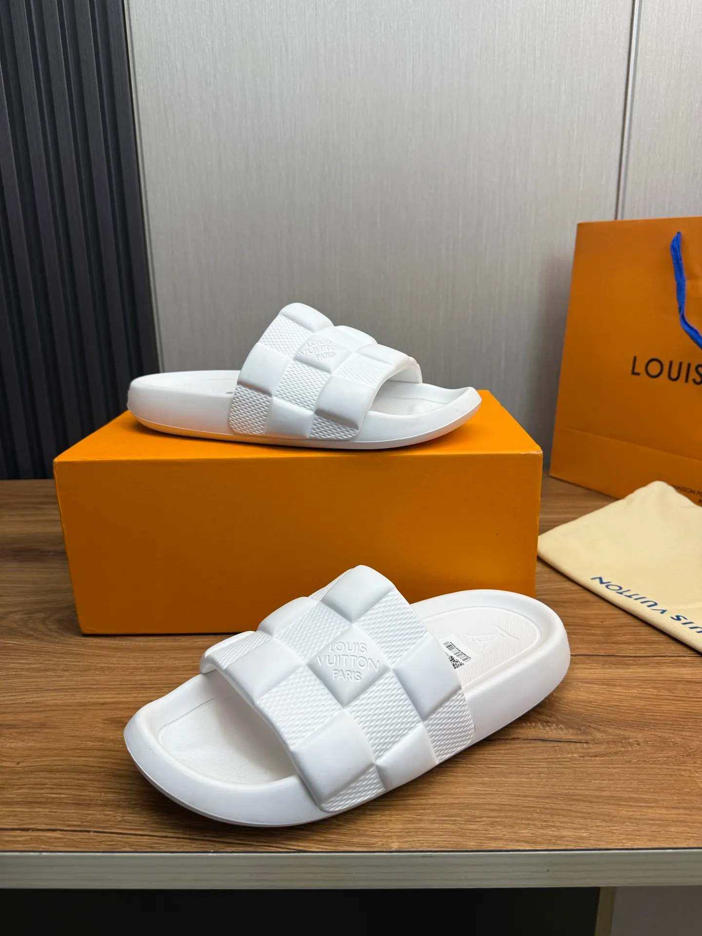 Men's shoes 💰260💰 ▪️LV's popular Little Red Book popular slippers hot sale: 1 shipment✅ Super textured and comfortable slippers, original TPU outsole. Authentic counter box drawer box packaging 🎁Size 38-45
